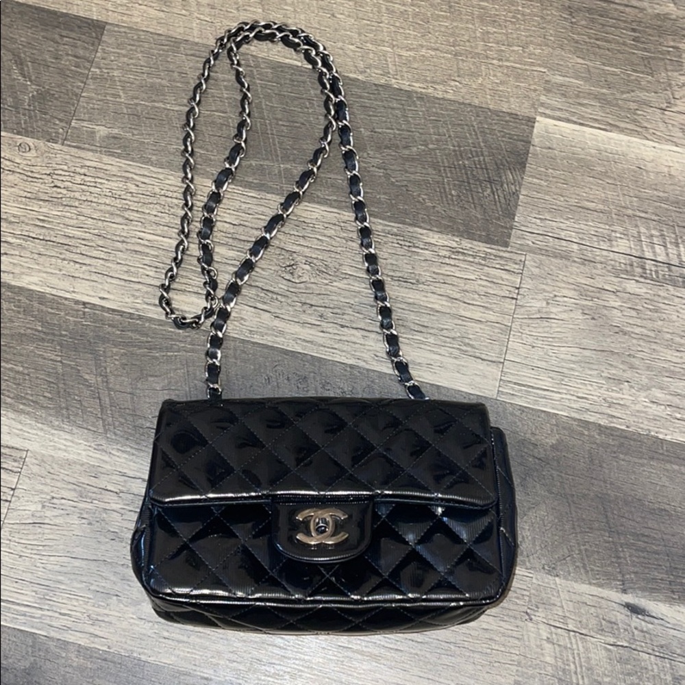 COPY - Authentic Chanel crossbody bag! Parent lea…
